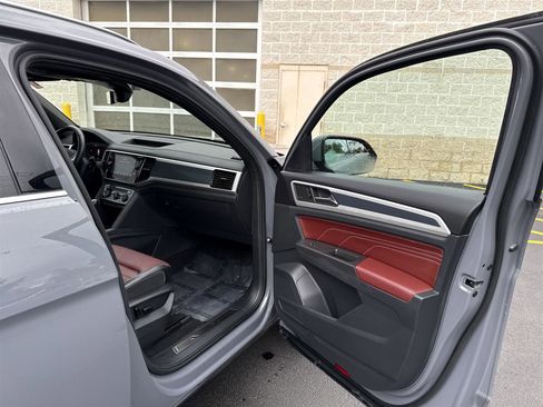 Used 2022 Volkswagen Atlas Cross Sport SEL Premium R-Line image 32