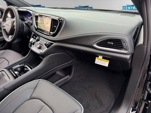 New 2026 Chrysler Pacifica Limited w/ S Appearance Package image 12