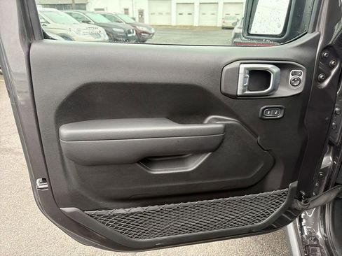 Used 2024 Jeep Wrangler Unlimited image 11