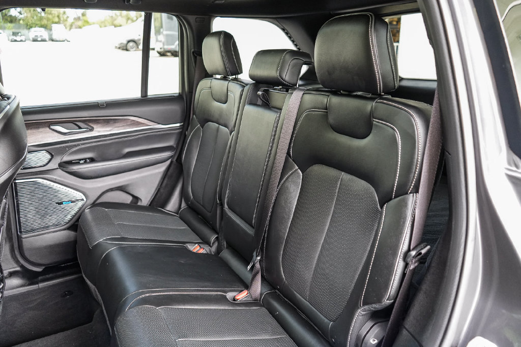 Used 2023 Jeep Grand Cherokee Overland w/ Advanced Protech Group III AWD/4WD image 19