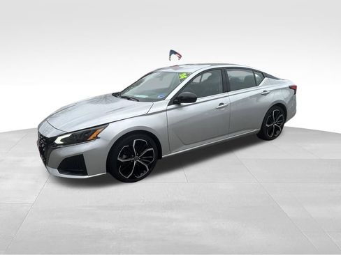 Used 2024 Nissan Altima 2.5 SR image 3