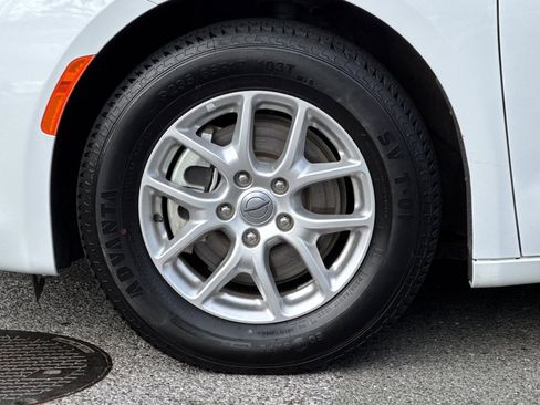 Used 2024 Chrysler Voyager LX image 32