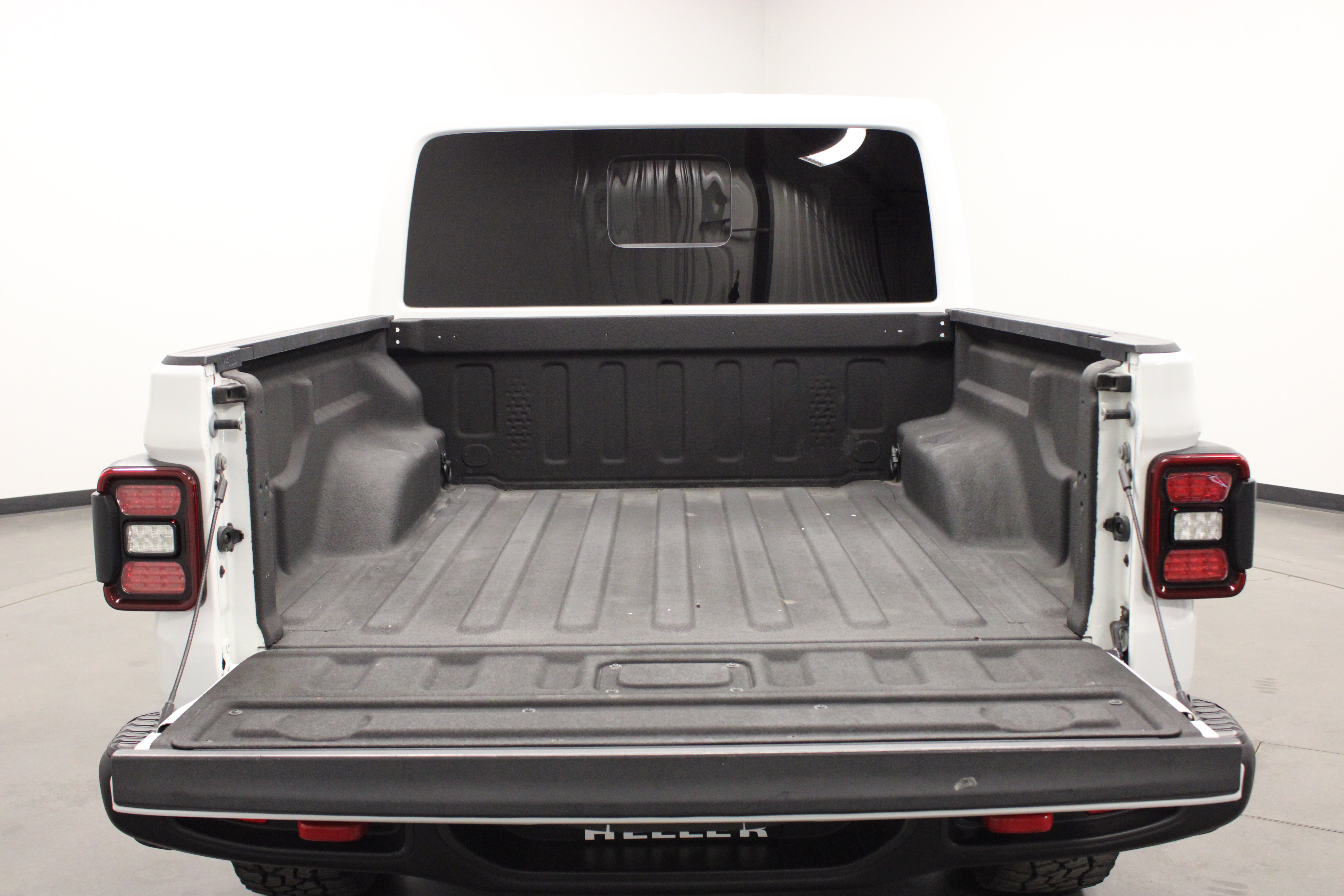 Used 2022 Jeep Gladiator Rubicon w/ LED Lighting Group AWD/4WD image 13