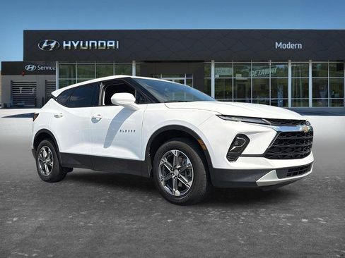 Used 2025 Chevrolet Blazer LT AWD/4WD image 2