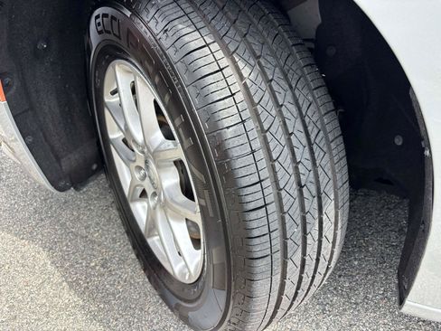 Certified 2024 Chrysler Pacifica Touring-L FWD image 9