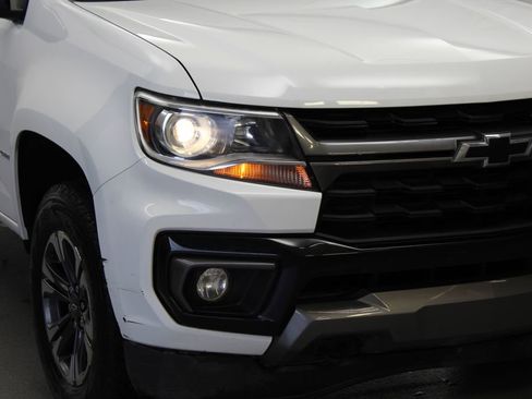 Used 2022 Chevrolet Colorado Z71 AWD/4WD image 3