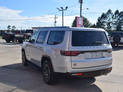 Used 2022 Jeep Wagoneer Series III w/ Flexible Seating Group RWD image 5