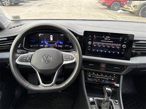 Certified 2025 Volkswagen Jetta SE w/ Sunroof Package image 25