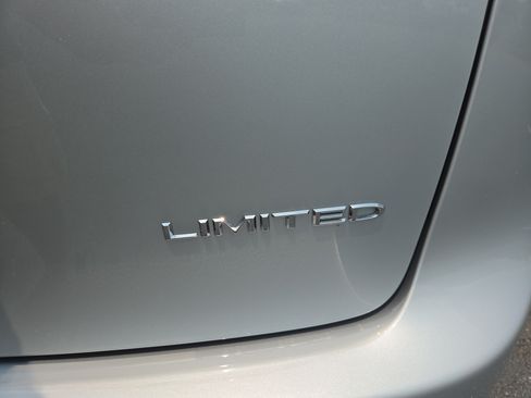 Used 2026 Chrysler Pacifica Limited FWD image 24