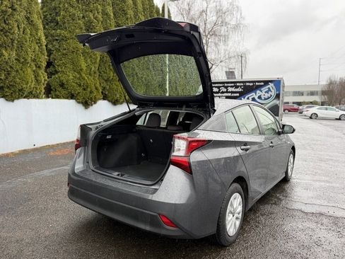 Used 2019 Toyota Prius L Eco w/ Carpet Mat Package image 10