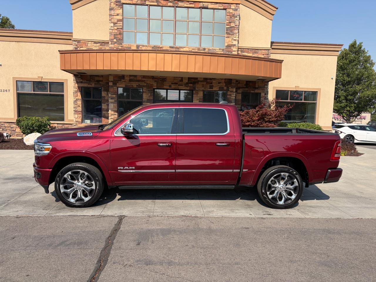 Used 2022 RAM 1500 Limited w/ Body-Colour Bumper Group AWD/4WD image 2