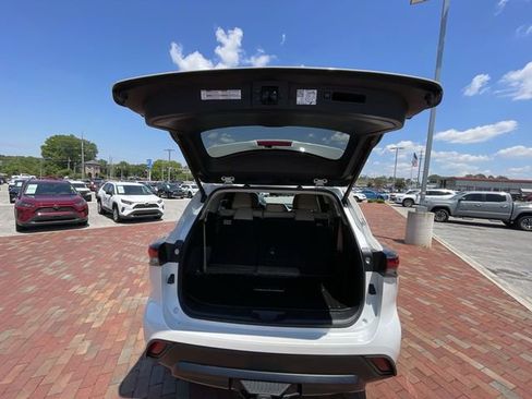 Used 2024 Toyota Highlander XLE AWD/4WD image 32