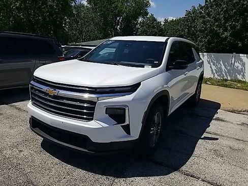 Certified 2025 Chevrolet Traverse LT FWD image 15
