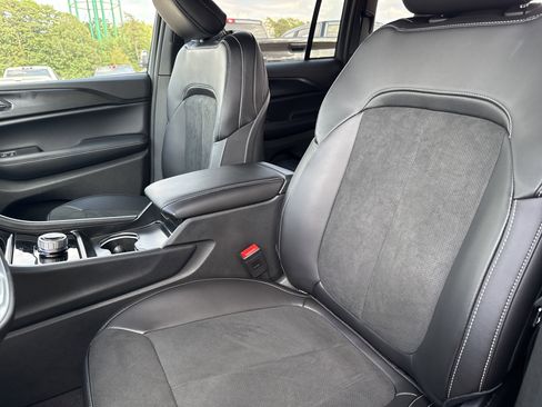 New 2025 Jeep Grand Cherokee Altitude image 9