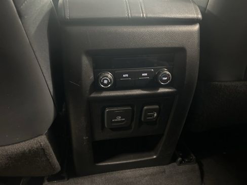 Used 2021 Chevrolet Traverse LT w/ LT Premium Package image 12