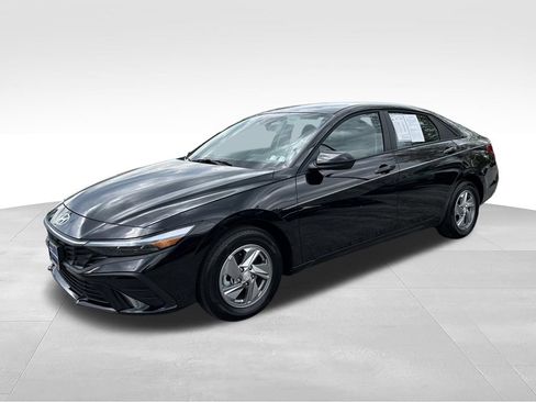 Certified 2026 Hyundai Elantra SE FWD image 3