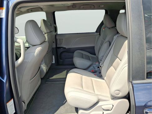 Used 2020 Toyota Sienna XLE Premium w/ Carpet Mat Package FWD image 8