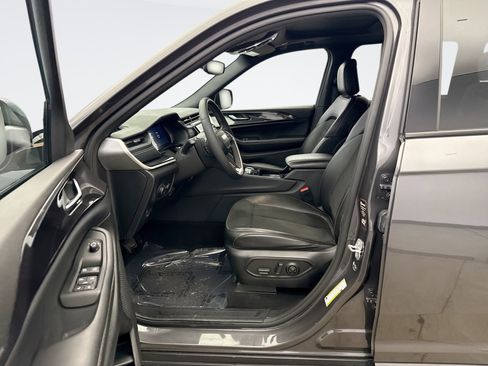 Used 2023 Jeep Grand Cherokee Altitude image 10