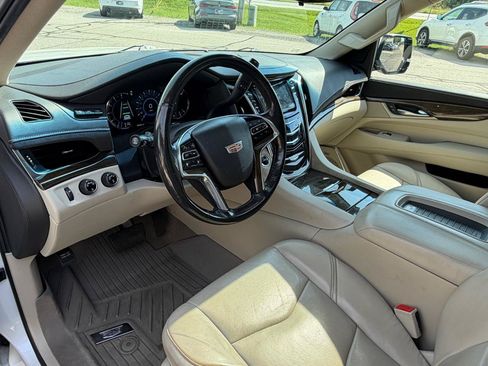 Used 2019 Cadillac Escalade Luxury AWD/4WD image 10