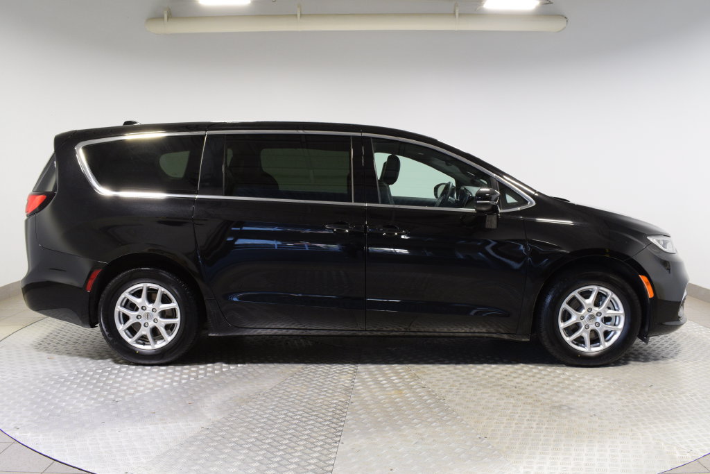 Used 2025 Chrysler Pacifica Select FWD image 8