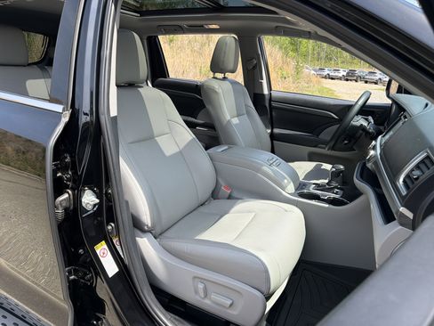 Used 2019 Toyota Highlander Limited Platinum image 13