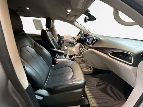 Used 2020 Chrysler Pacifica Touring-L FWD image 24