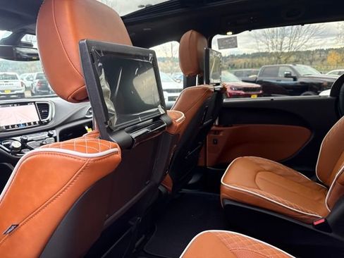 New 2026 Chrysler Pacifica Pinnacle image 33