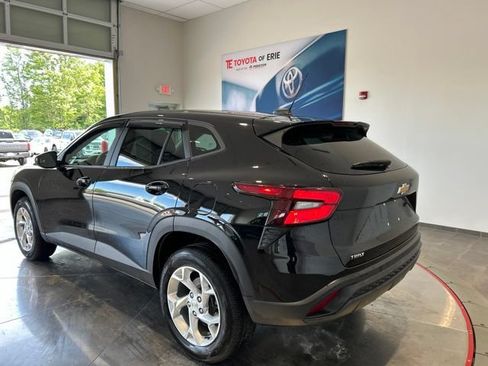 Used 2024 Chevrolet Trax LS w/ LS Convenience Package FWD image 4