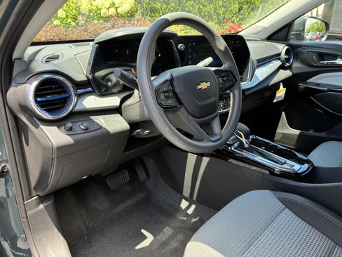 Used 2026 Chevrolet Trax LT FWD image 6