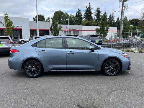 Used 2025 Toyota Corolla SE w/ SE Premium Package AWD/4WD image 3