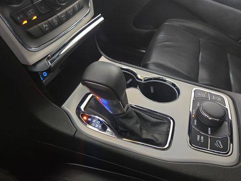 Certified 2018 Jeep Grand Cherokee Overland w/ Interior Metal Package AWD/4WD image 25