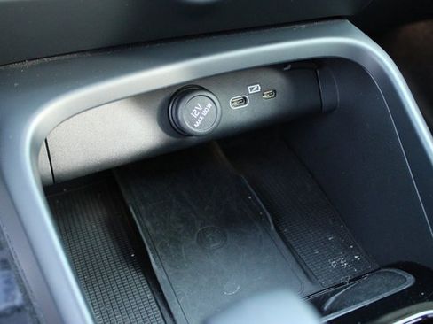 Used 2025 Volvo XC40 B5 Plus image 19