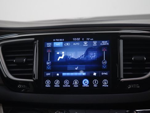 Used 2017 Chrysler Pacifica Touring-L FWD image 16