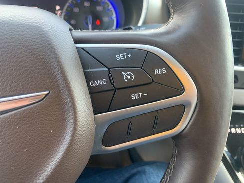 Used 2017 Chrysler Pacifica Touring-L Plus w/ Tire & Wheel Group image 21