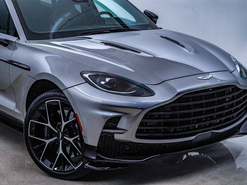 Used 2025 Aston Martin DBX 707 image 4