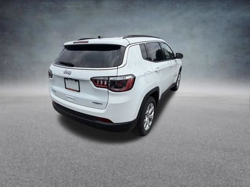 Used 2024 Jeep Compass Latitude AWD/4WD image 5