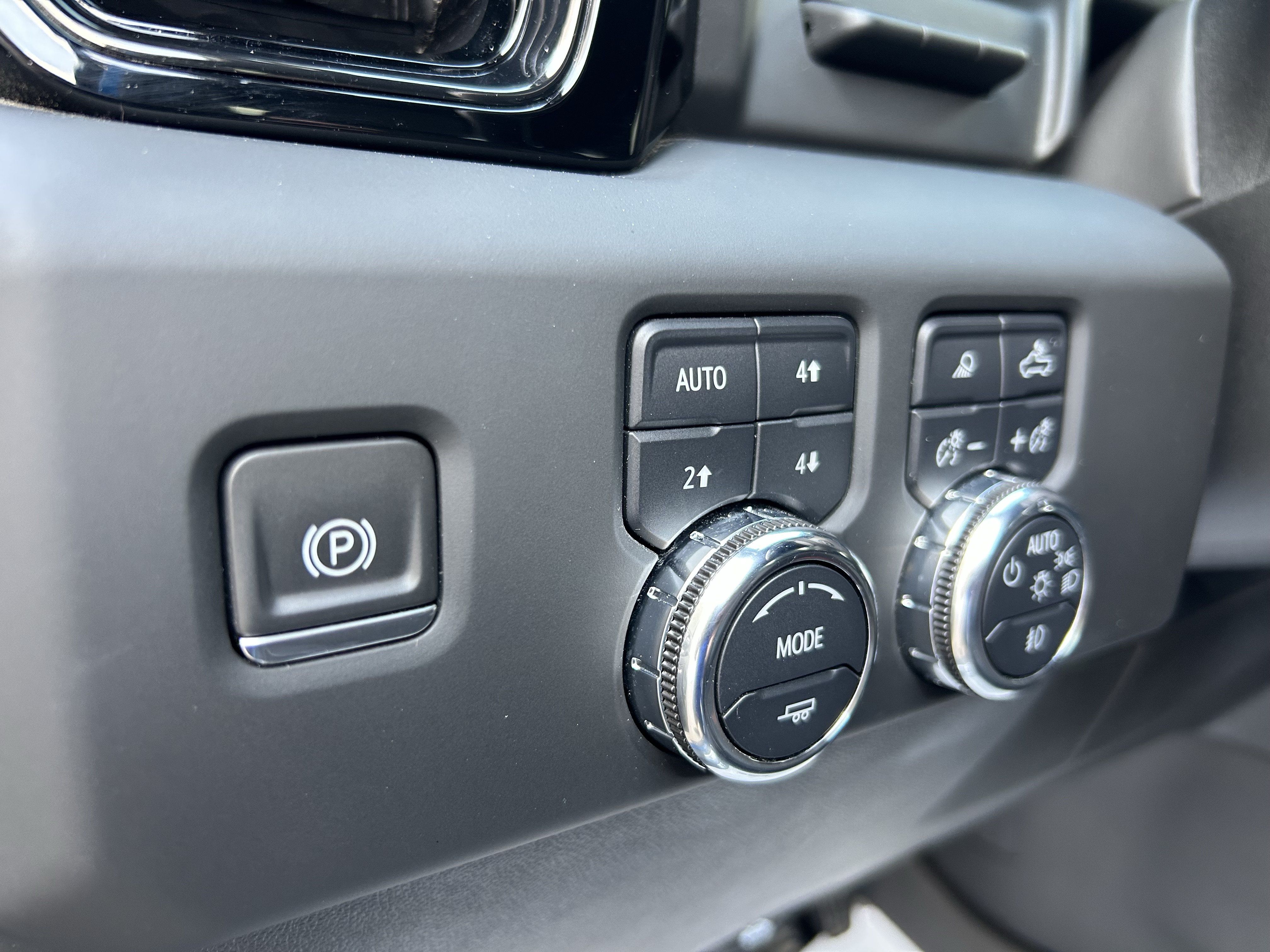 Used 2024 GMC Sierra 1500 AT4 w/ Technology Package AWD/4WD image 14