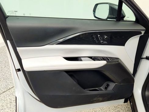 Used 2024 Cadillac Lyriq Luxury image 11