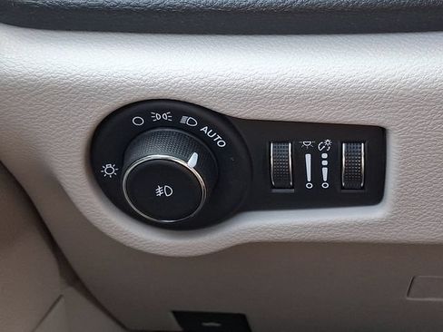 Used 2023 Chrysler Pacifica Touring-L FWD image 25