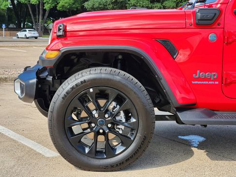 Used 2025 Jeep Wrangler Sahara image 8