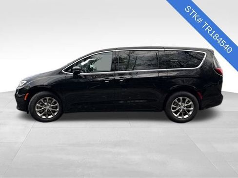 New 2026 Chrysler Pacifica Select image 4