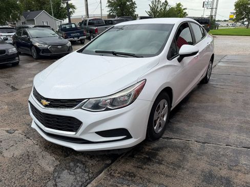 Used 2018 Chevrolet Cruze LS FWD image 4