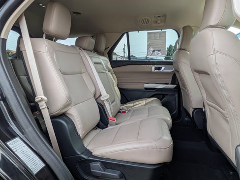 Used 2023 Ford Explorer Limited AWD/4WD image 8