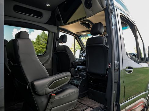 Used 2023 Mercedes-Benz Sprinter 2500 image 64