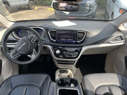 Used 2024 Chrysler Pacifica Touring-L FWD image 9