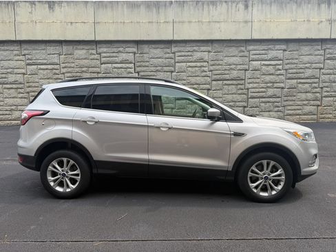 Used 2017 Ford Escape SE w/ Equipment Group 201A AWD/4WD image 6