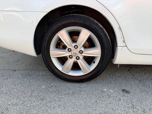 Used 2010 Toyota Camry LE FWD image 29