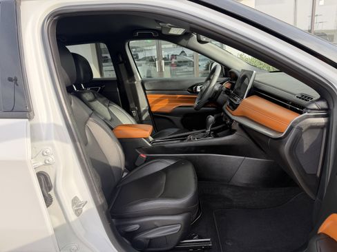 Used 2025 Jeep Compass Limited image 23