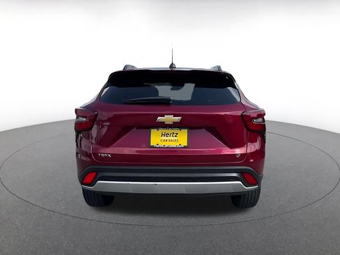 Used 2025 Chevrolet Trax LT FWD image 12