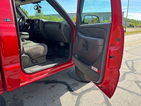 Used 2005 Chevrolet Silverado 2500 LS w/ Heavy-Duty Power Package AWD/4WD image 10